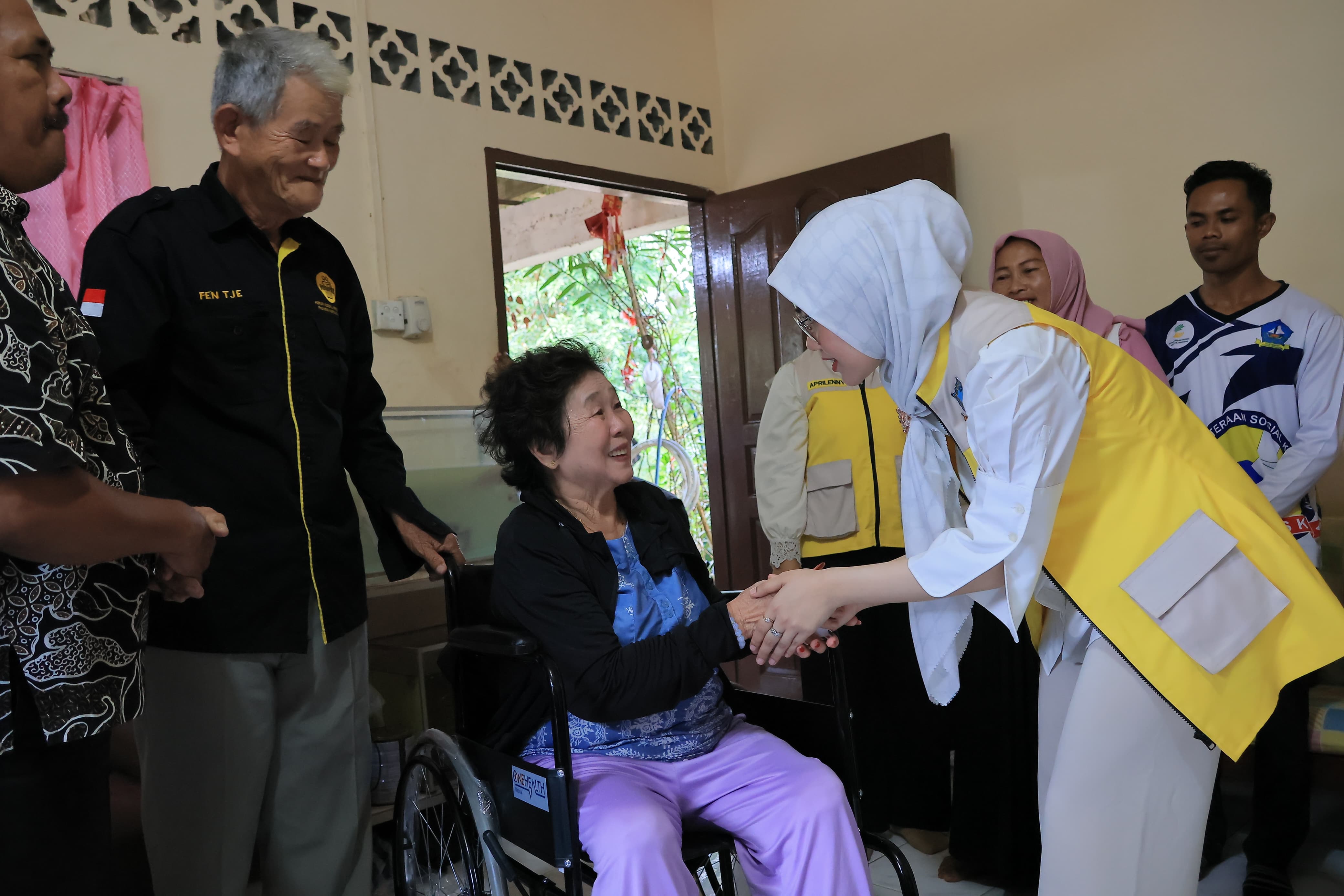 Jelang Hari Lansia Nasional, Ketua LKKS Bintan Roadshow Bagikan Kursi Roda
