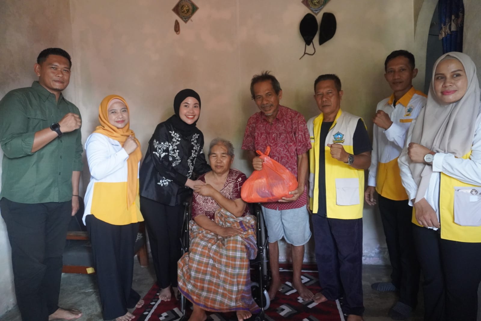 Lanjutkan Roadshow Sambut Hari Lansia, Ketua LKKS Bintan Serahkan 3 Unit Kursi Roda di Bintan Timur