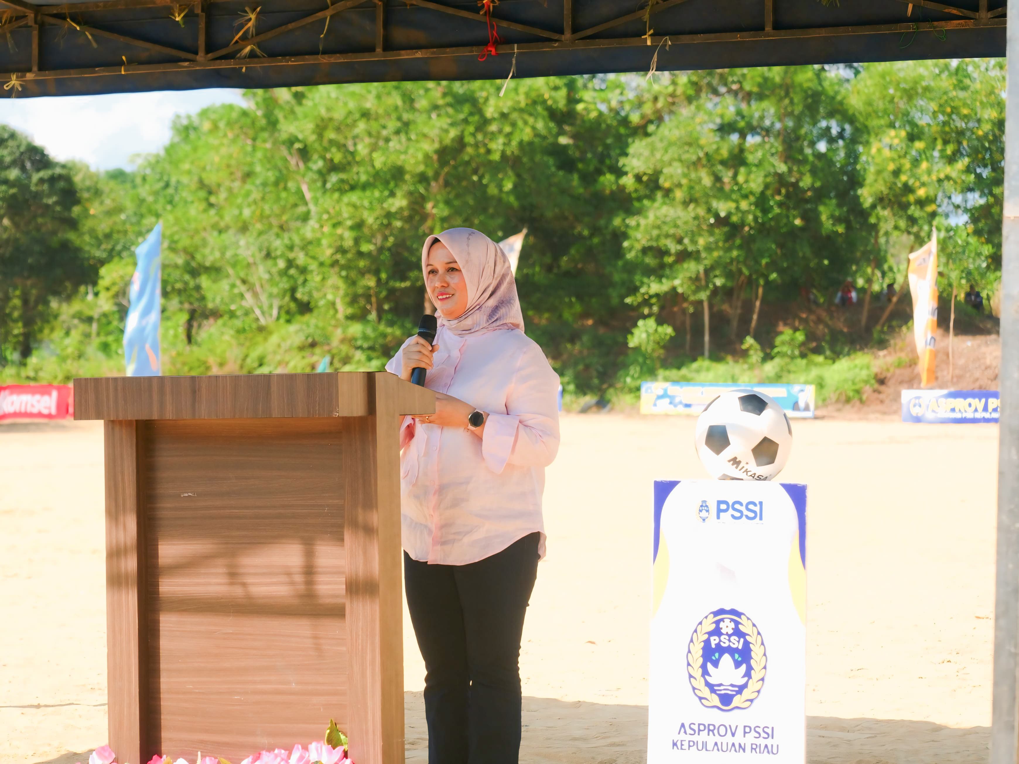 Wabup Bintan Deby Maryanti Buka Turnamen Sepak Bola Keter Mansur ke VII Tahun 2025