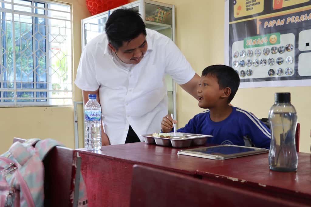Keseruan Bupati Roby dan Siswa SD Saat Santap MBG