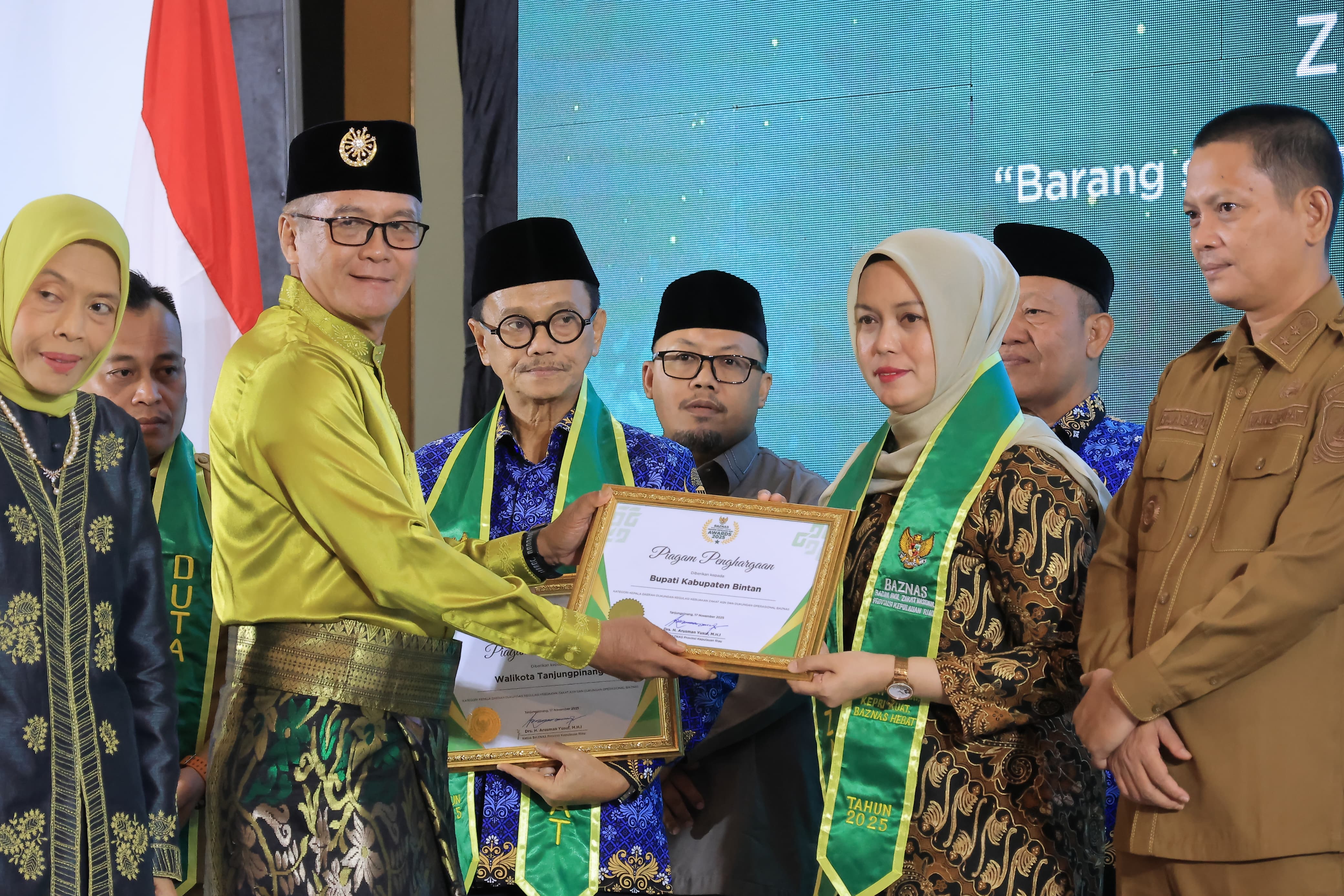 Wabup Bintan Terima Penghargaan Baznas Awards 2025