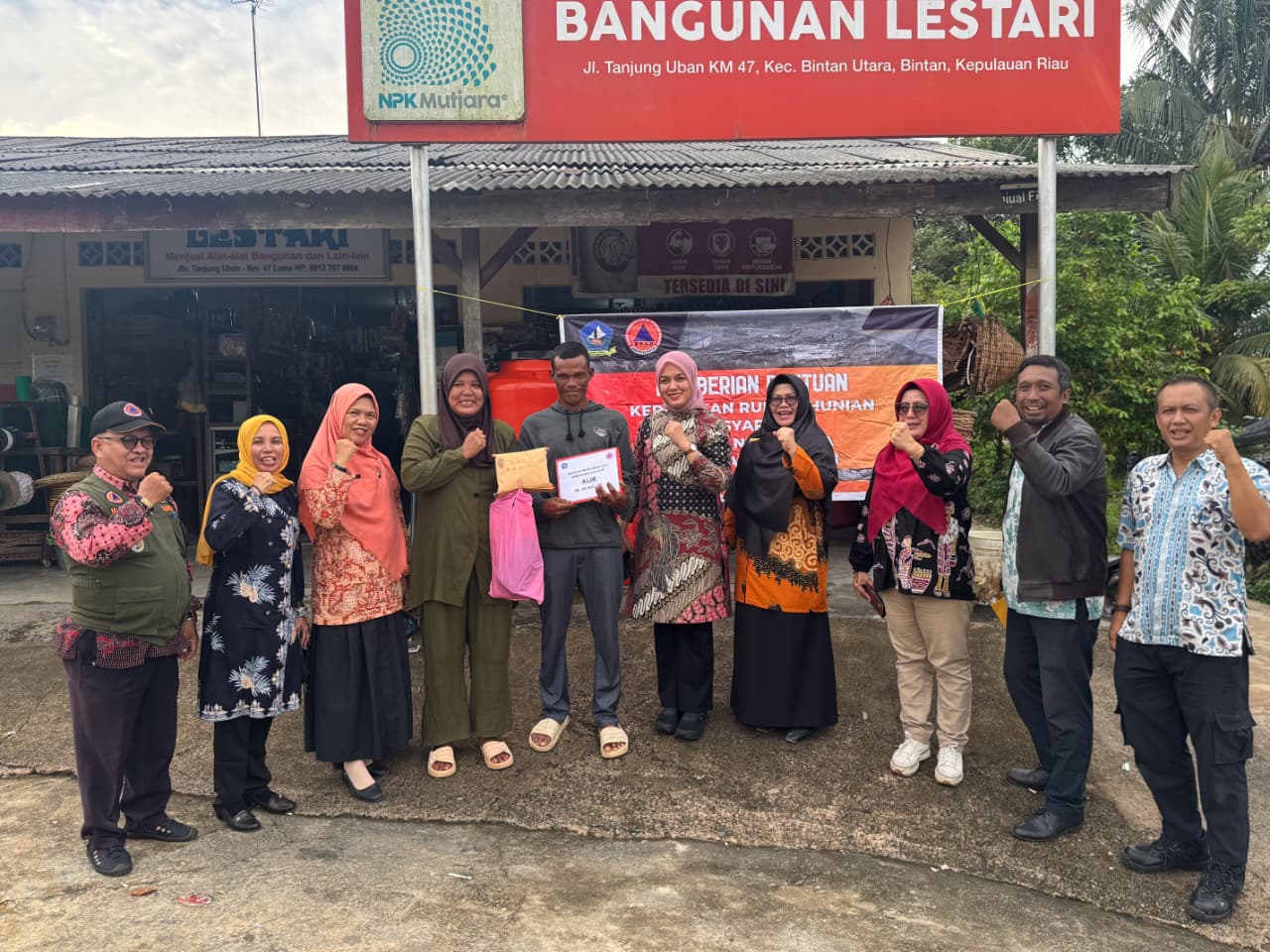 Wabup Deby Maryanti Serahkan Bantuan 49 Juta Rupiah ke Korban Bencana Rumah Roboh di Desa Pengudang