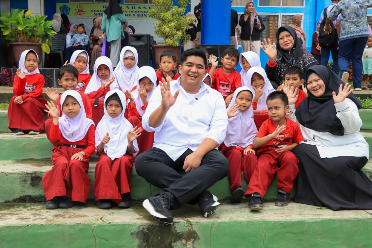 Senyum Bahagia Siswa, Bupati Roby  Bagikan 6.434 Seragam Sekolah Gratis